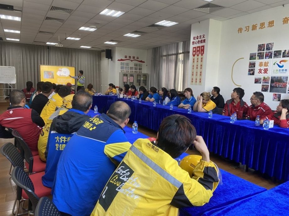 管控外卖骑手 上海推“交通安全码”制度变红就被封