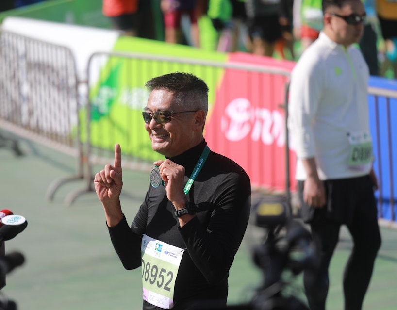 粉丝合影怕打扰 周润发：拍了不发干嘛？