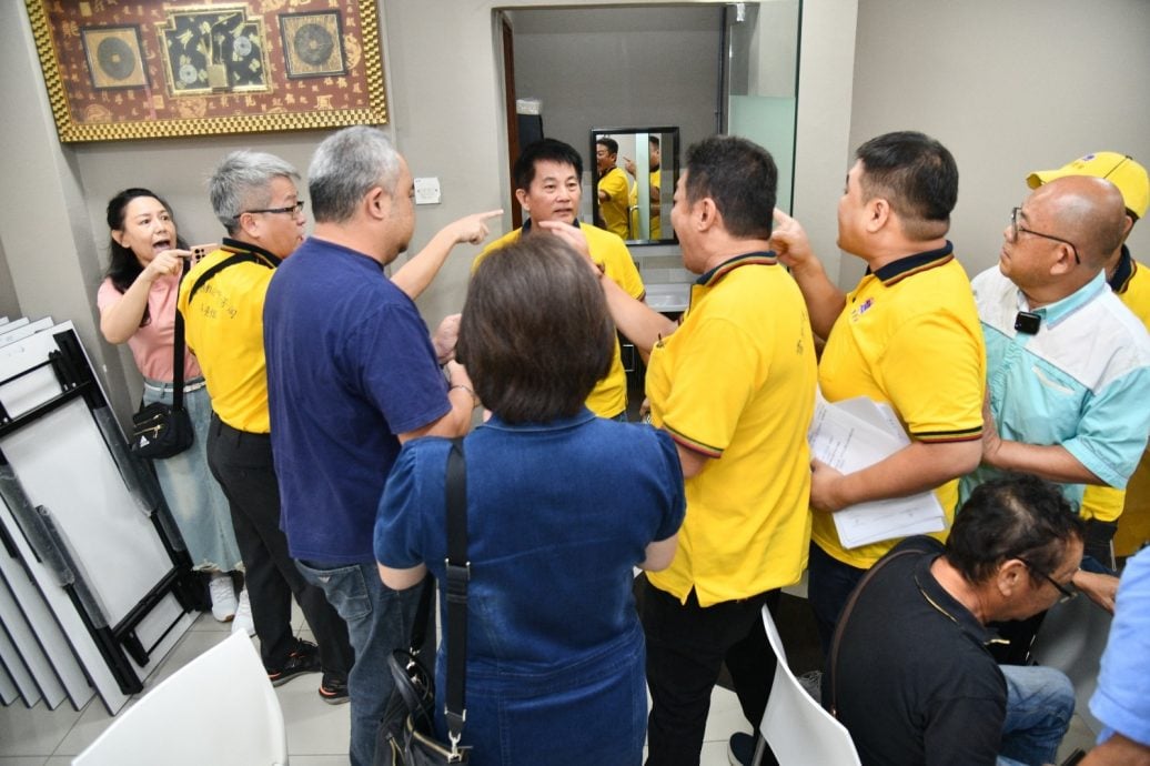 紫芳阁闹双包|视频|许嵄智团队开新闻发布会 阁员“踩场”爆发肢体冲突