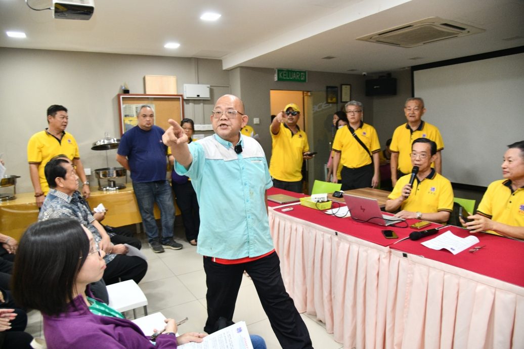 紫芳阁闹双包|视频|许嵄智团队开新闻发布会 阁员“踩场”爆发肢体冲突