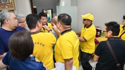 紫芳阁闹双包|许嵄智团队开新闻发布会 阁员“踩场”爆发肢体冲突