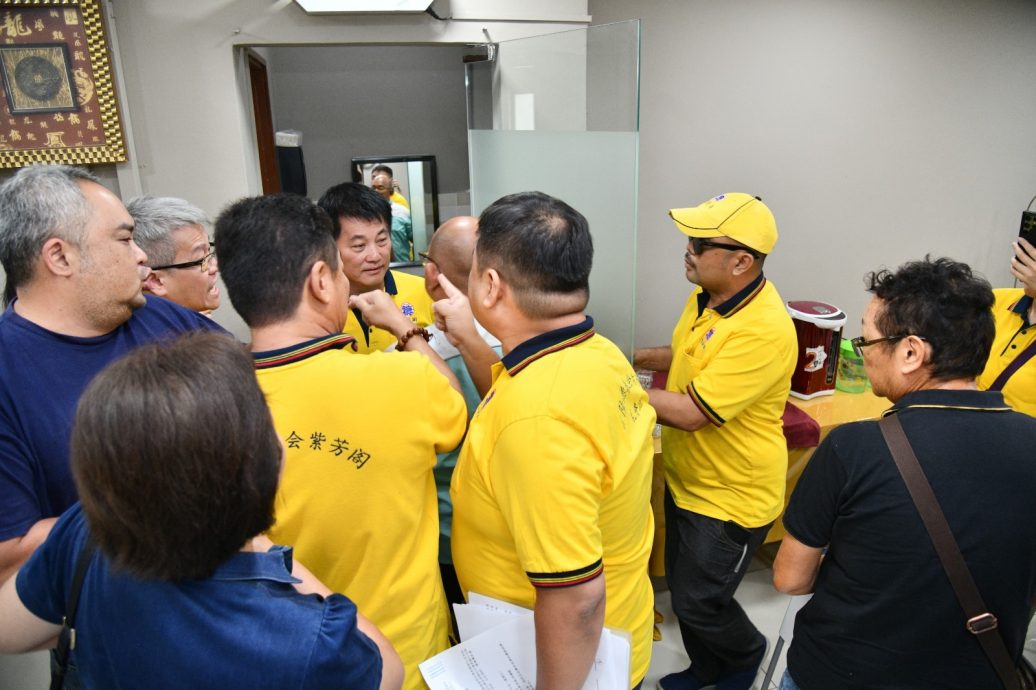 紫芳阁闹双包|视频|许嵄智团队开新闻发布会 阁员“踩场”爆发肢体冲突