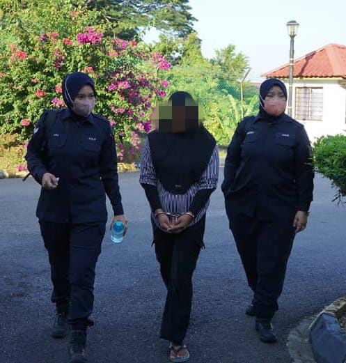 继父与哥哥强奸未成年少女母亲知情不报3人被押往法庭面控