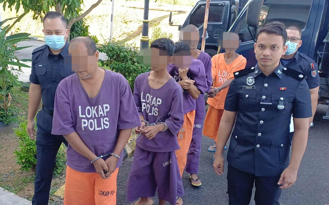 继父与哥哥强奸未成年少女母亲知情不报3人被押往法庭面控