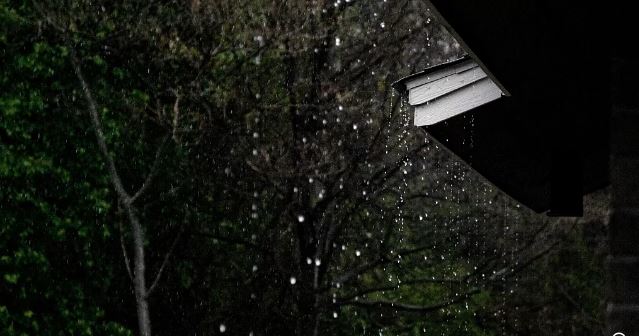 绿量|  雨滴也能发电？  新加坡科学家用“雨水”点亮12盏LED灯     