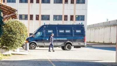 缓解监狱过度拥挤问题 意大利拟释放逾万囚犯