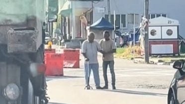 罗里司机停车扶老人过马路 暖心举动获网民点赞