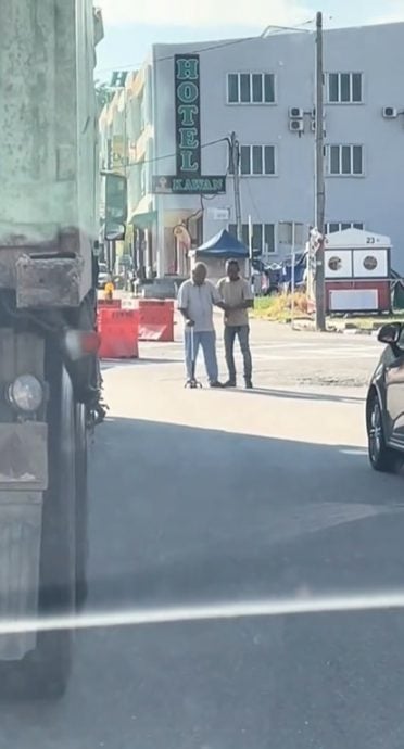 罗里司机停车扶老人过马路 暖心举动获网民点赞