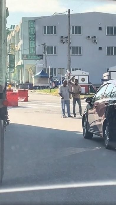 罗里司机停车扶老人过马路 暖心举动获网民点赞