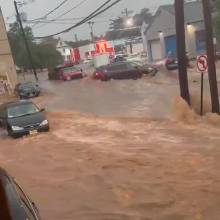 美国东北部暴雨成灾 多地发布突发洪水警报