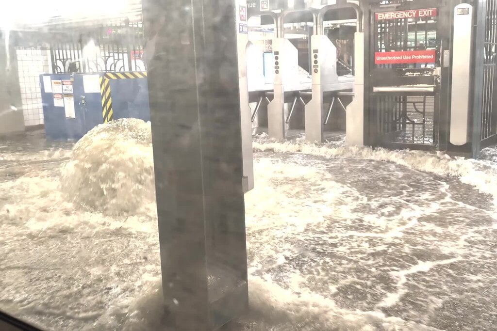 美国东北部暴雨成灾 多地发布突发洪水警报
