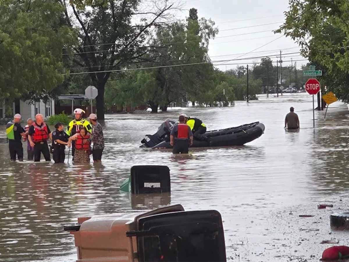 美国东北部暴雨成灾 多地发布突发洪水警报