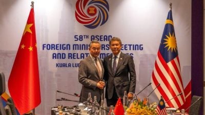 “美国一纸信函向东盟征高关税” 王毅：典型单边霸凌行径