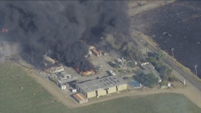 美国加州烟花仓库爆炸起火 周边房屋夷为平地7人失踪