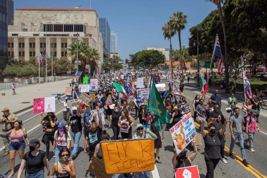 美国国庆日 全国多地举行反特朗普政府示威抗议