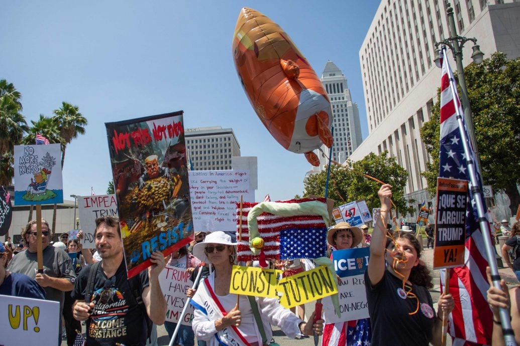 美国国庆日 全国多地举行反特朗普政府示威抗议