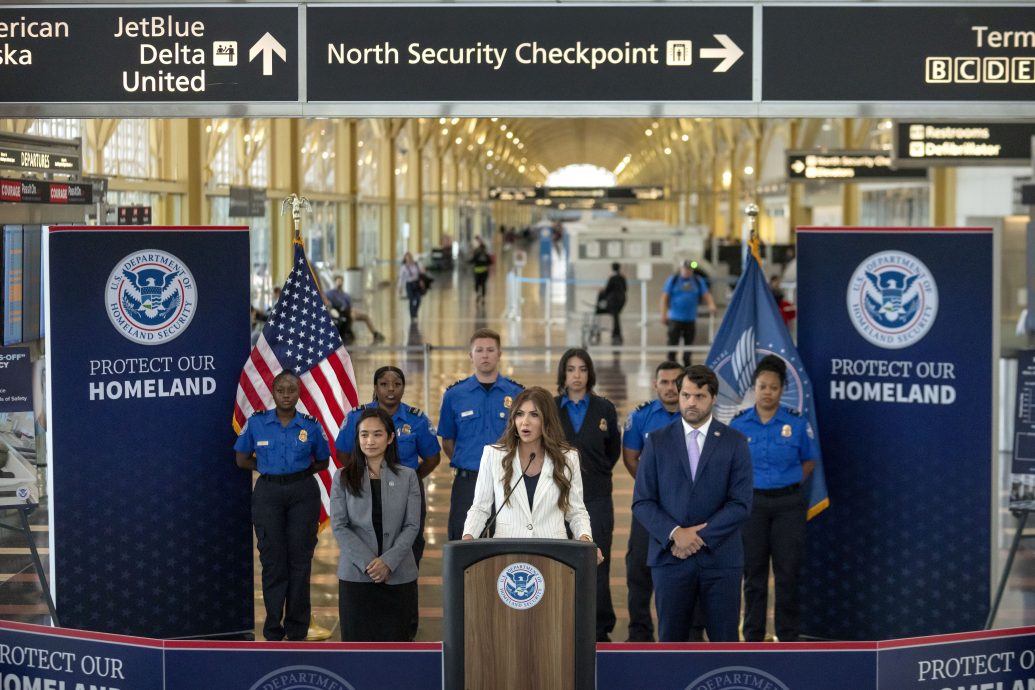 美国机场20年旧规松绑 旅客即时起不需脱鞋安检