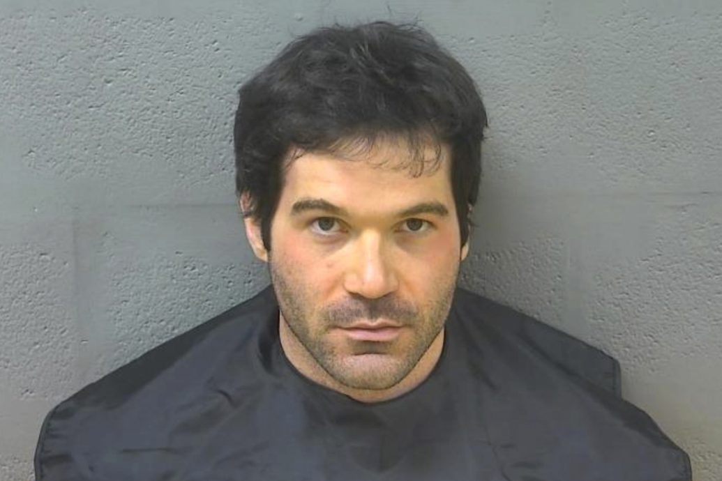 美国航空空少在机上厕所偷拍少女 判刑18年6个月