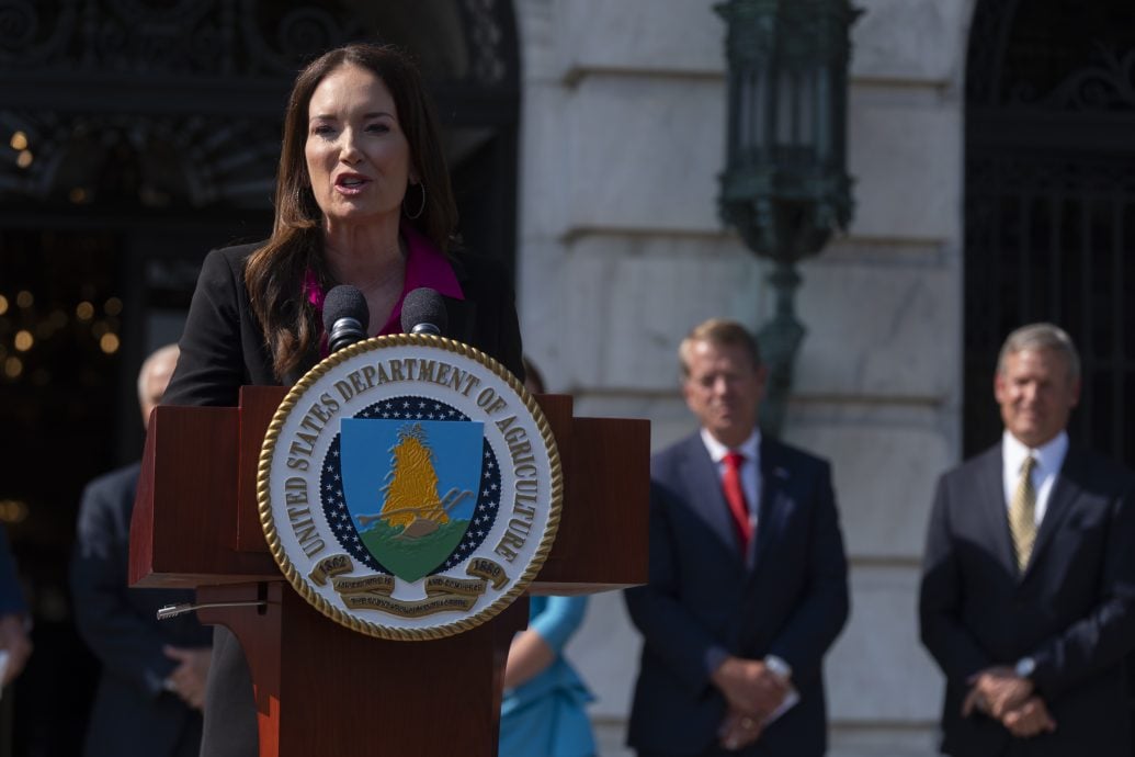 美政府拟禁止中国等国购买美国农地 特朗普“美中关系很好”