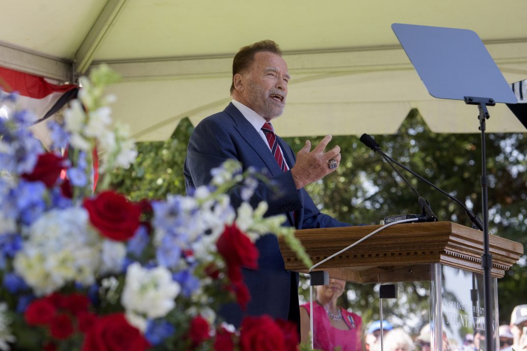 美独立日出席公民宣誓典礼 阿诺赞移民是动作英雄