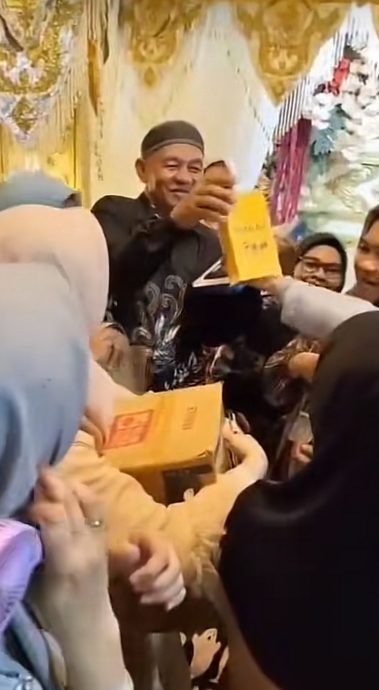 老人手机拍摄婚礼画面 爷爷的举动令人感动