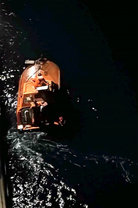 胡塞武装称在红海击沉一艘货轮 “船已完全沉入海底”