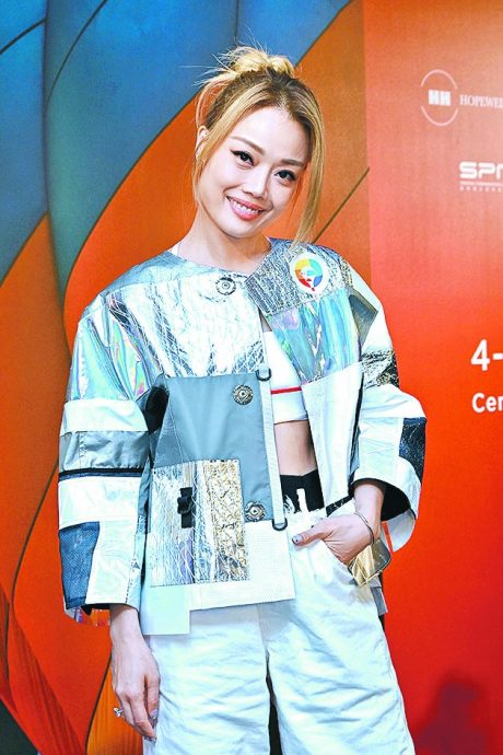 膝盖肩膀痛自嘲老弱残兵 容祖儿否认年底启德开唱