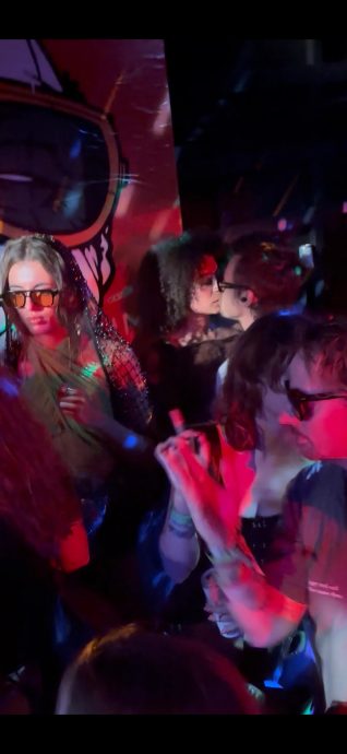 舞池热吻音乐制作人 1D哈利被爆有新欢