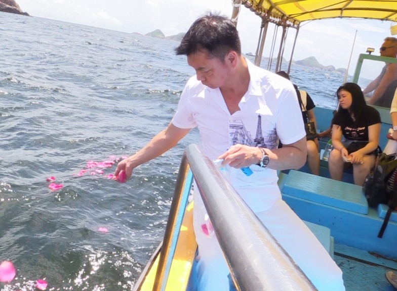 艾威以海葬告别爱妻 未打开包装骨灰不慎落海