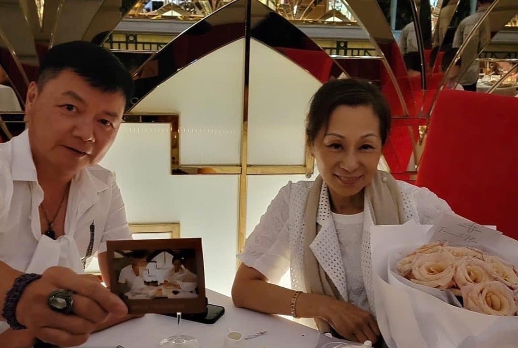 艾威以海葬告别爱妻 未打开包装骨灰不慎落海