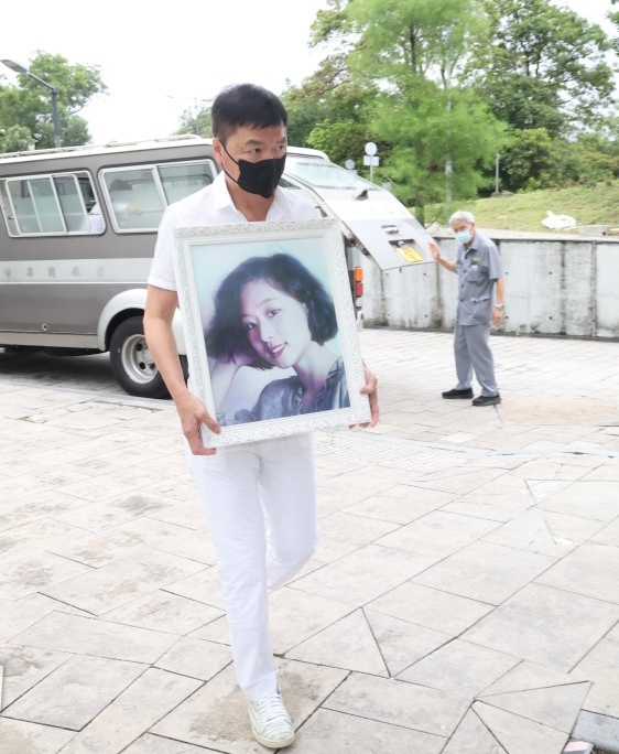 艾威以海葬告别爱妻 未打开包装骨灰不慎落海