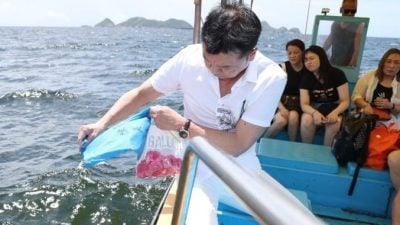 艾威以海葬告别爱妻 未打开包装骨灰不慎落海
