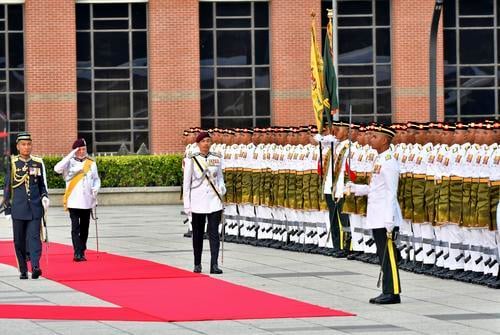 苏丹依布拉欣检阅仪仗队。