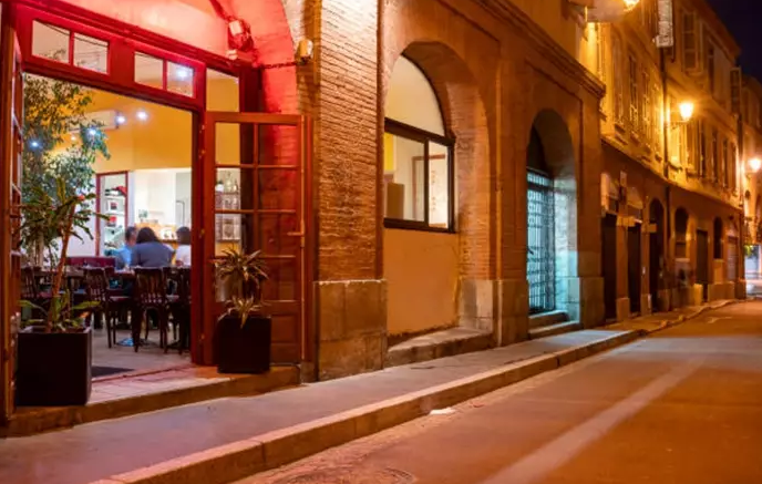 英国酒吧日均一间倒闭！业界怒轰营业税高昂压垮生计