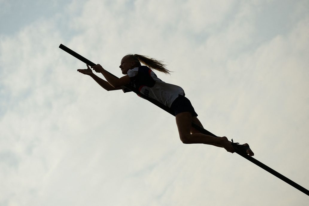 荷兰超狂“撑竿跳河”大赛 12公尺长竿爬不好秒变落汤鸡