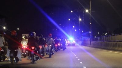 获悉丈夫飙车被捕 妻子徒步超过两公里赶到现场