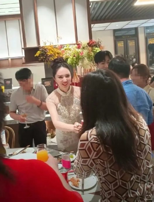 董璇张维伊婚宴敬酒照曝光 佟丽娅表情引发热议