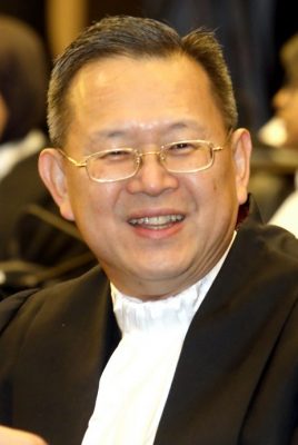 补图//法官宣誓就职