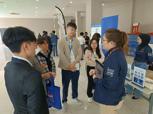 补图//药剂学职业论坛 助学生探索职涯蓝图