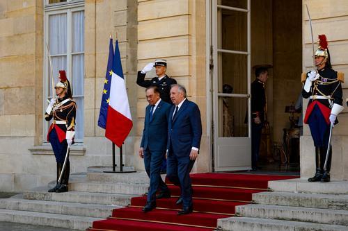 华官访法国|安华晤法总理 谈两国航空半导体汽车工业合作