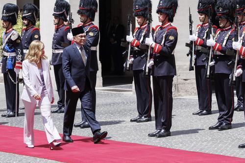 安华官访意大利