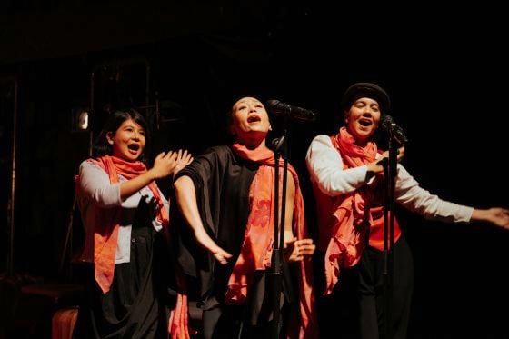 西北孤鸟／轻歌妙曲，听出耳油；好戏连连，笑声不断