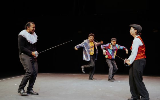 西北孤鸟／轻歌妙曲，听出耳油；好戏连连，笑声不断