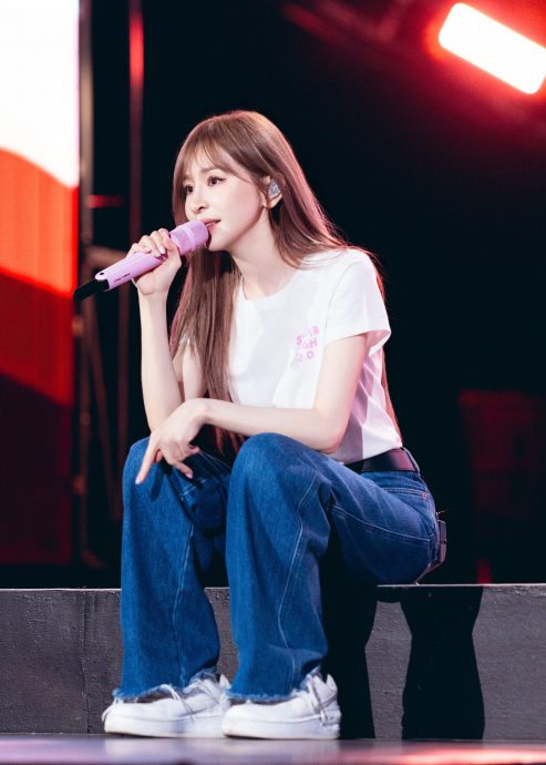 西安开唱升降台突下降 王心凌被吓到改侧边离场