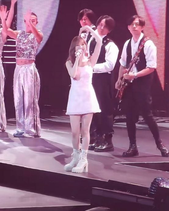 西安开唱升降台突下降 王心凌被吓到改侧边离场