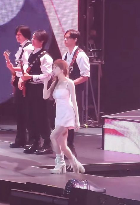 西安开唱升降台突下降 王心凌被吓到改侧边离场