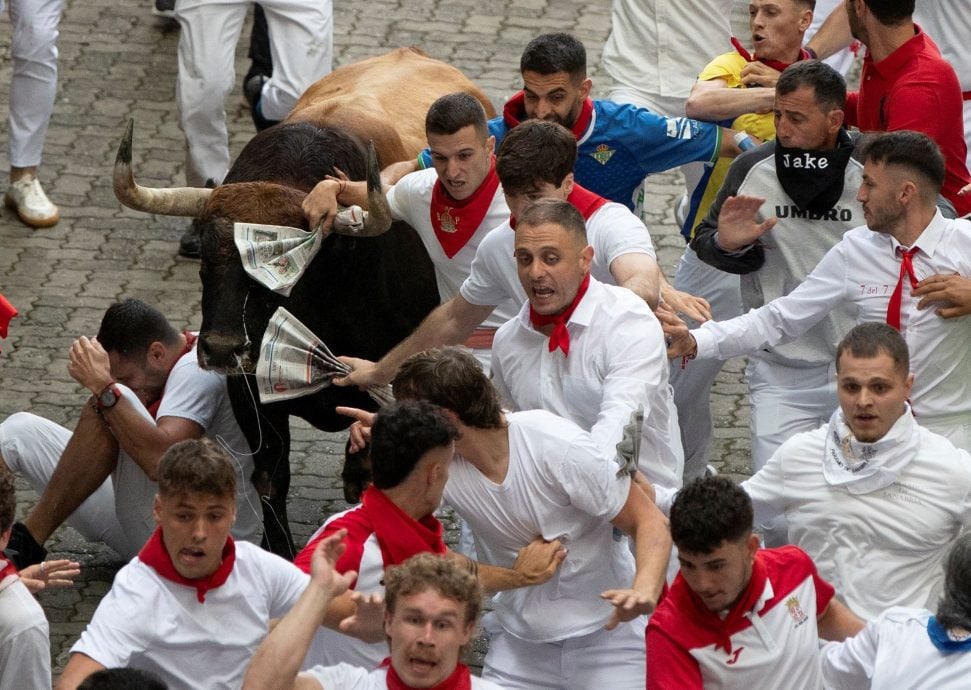 西班牙奔牛节 数千人冲刺享受被牛追