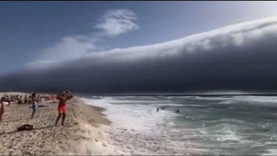 视频 |  “海啸”铺天盖地而来？葡萄牙沙滩上演末日场景　专家:“卷轴云”现象