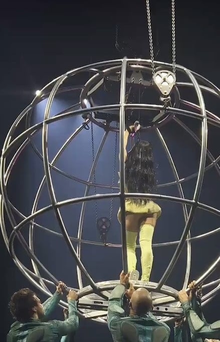 视频 | 澳洲开唱道具突失灵 凯蒂佩莉险从半空坠下