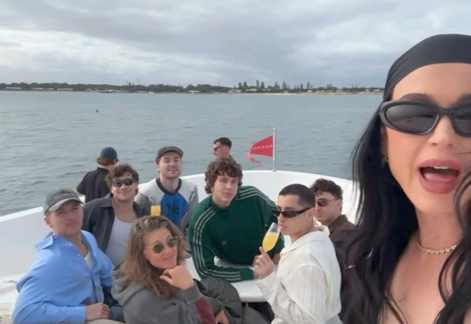 视频 | 澳洲开唱道具突失灵 凯蒂佩莉险从半空坠下